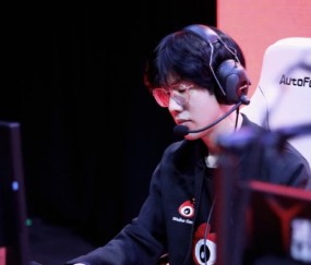 爱游戏体育- theshy第一把滑板鞋回放 